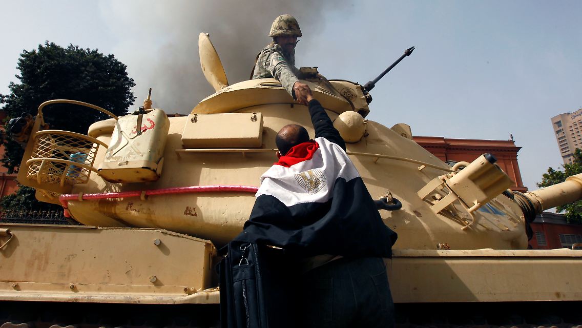 Ein Ägypter bedankt sich bei einem Soldaten.