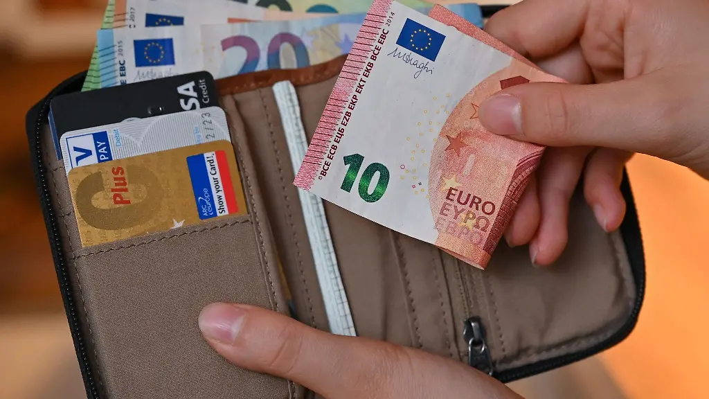 Viele-Eurobanknoten-stecken-in-einer-Geldboerse