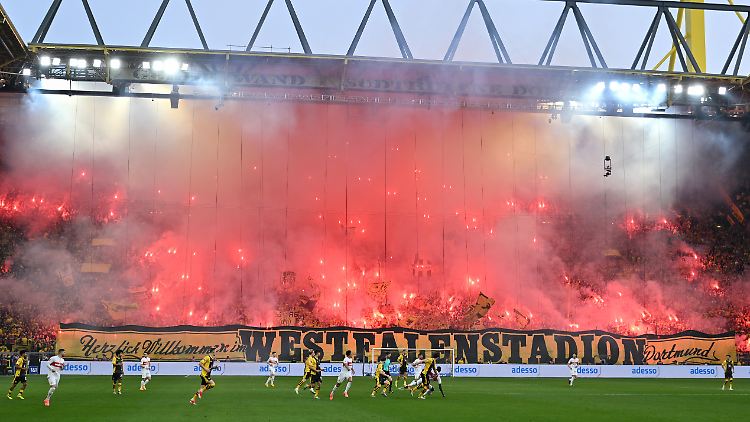 Das Westfalenstadion wird 50 Jahre alt.