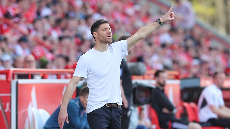 Da geht es lang: Unter Xabi Alonso rast Bayer Leverkusen gen Deutsche Meisterschaft.