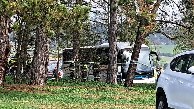 Rettungskräfte sperren den Unfallort ab: Der Bus erfasste zehn Menschen. 