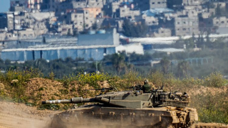 Ein israelischer Panzer patrouilliert an der Nordgrenze des Gazastreifens.  
