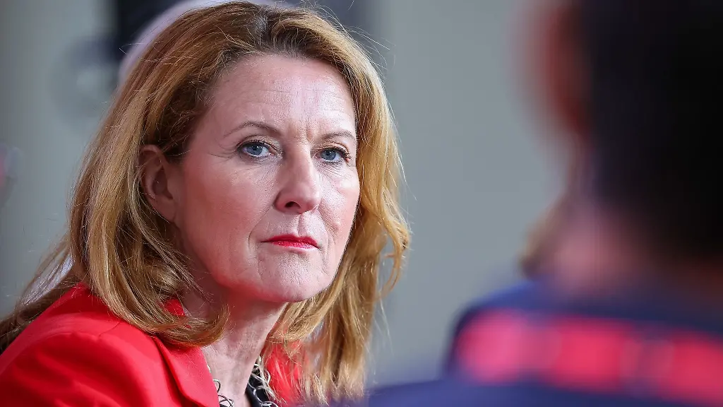 Heike-Raab-SPD-waehrend-eines-Termins