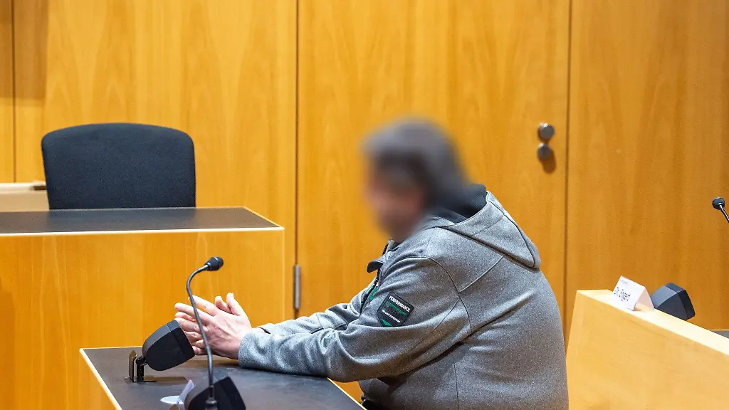 Ein-Mann-sitzt-im-Landgericht-auf-der-Anklagebank