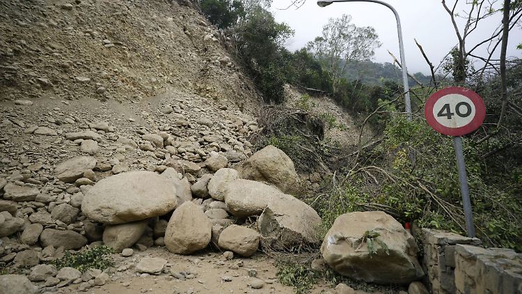 In dem Gebiet im Kreis Hualien an der taiwanischen Ostküste hatte das laut lokalen Behörden 7,2 starke Erdbeben Straßen beschädigt und Erdrutsche verursacht.