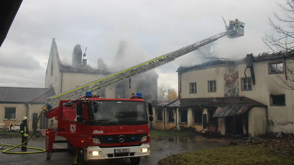 Kraefte-der-Feuerwehr-sind-im-Vierseithof-eines-leerstehenden-Klosters-in-Passau-im-Einsatz