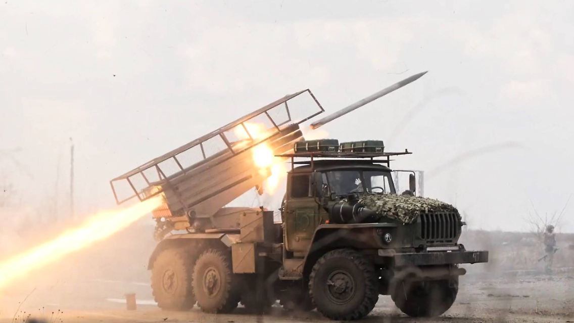 Ein "BM-21 Grad"-Mehrfachraketenwerfer der russischen Streitkräfte.