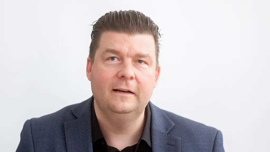 Hamburgs-Finanzsenator-Andreas-Dressel-spricht-bei-einer-Pressekonferenz