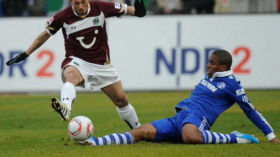 Damit sich der FC Schalke nicht länger mit Jefferson Farfan rumägern muss, würde ihn Wolfsburg gern verpflichten.