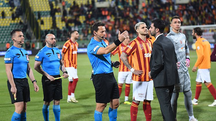 Galatasaray und die Schiedsrichter, nachdem die Fenerbahçe-Kicker das Feld verlassen hatten.