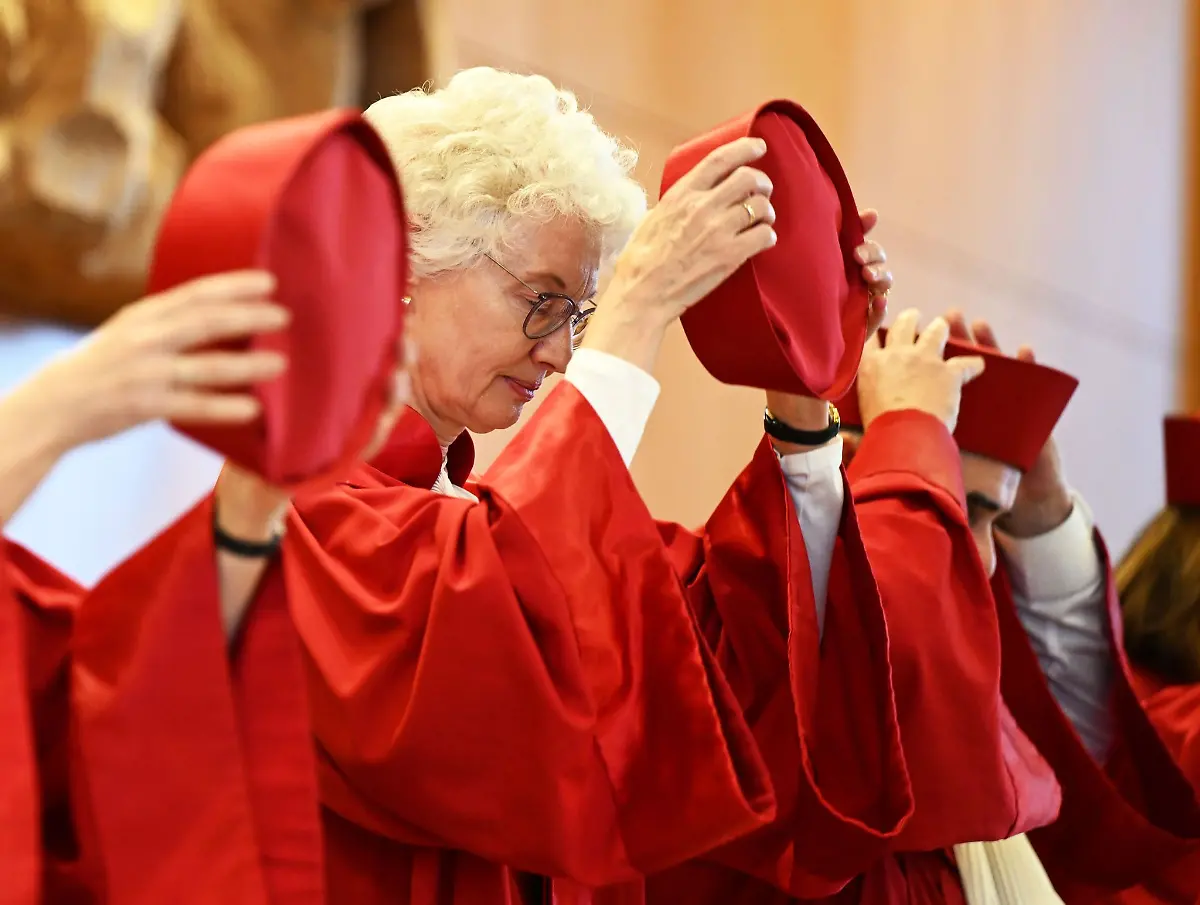 Der-Zweite-Senat-des-Bundesverfassungsgerichts-mit-der-Vorsitzenden-Doris-Koenig-hat-entschieden-Die-Aenderung-des-Nachtragshaushalts-2021-ist-verfassungswidrig