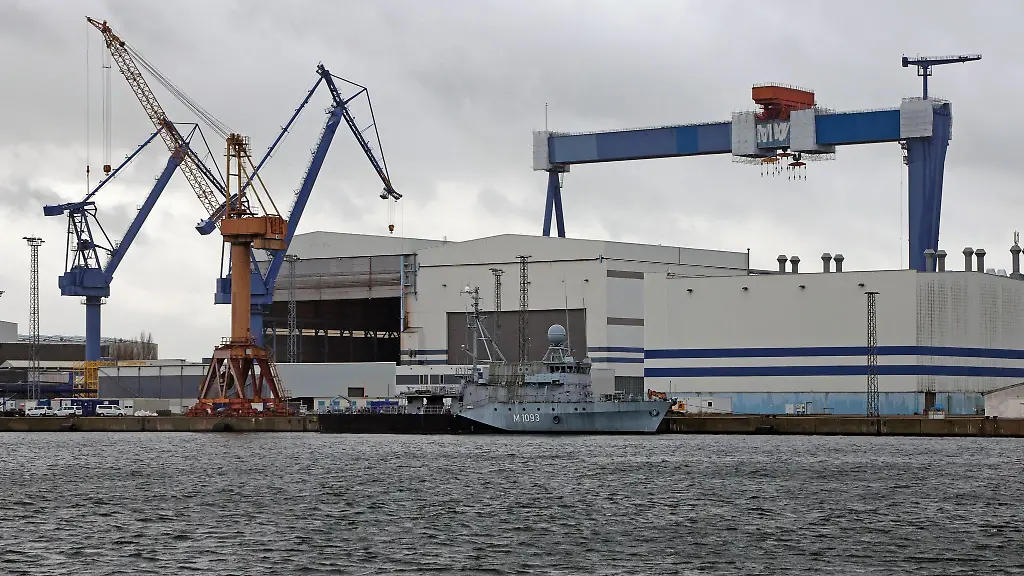 Kraene-stehen-auf-dem-Marinearsenal