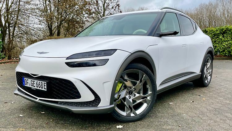 Wenn ein Genesis GV60 mit gelb leuchtenden Bremssätteln auftaucht: Der ist schnell! Optisch spannend aussehende Scheinwerfer passen zum generell extravaganten GV60-Design. Auf Wunsch gibt es variables LED-Licht.