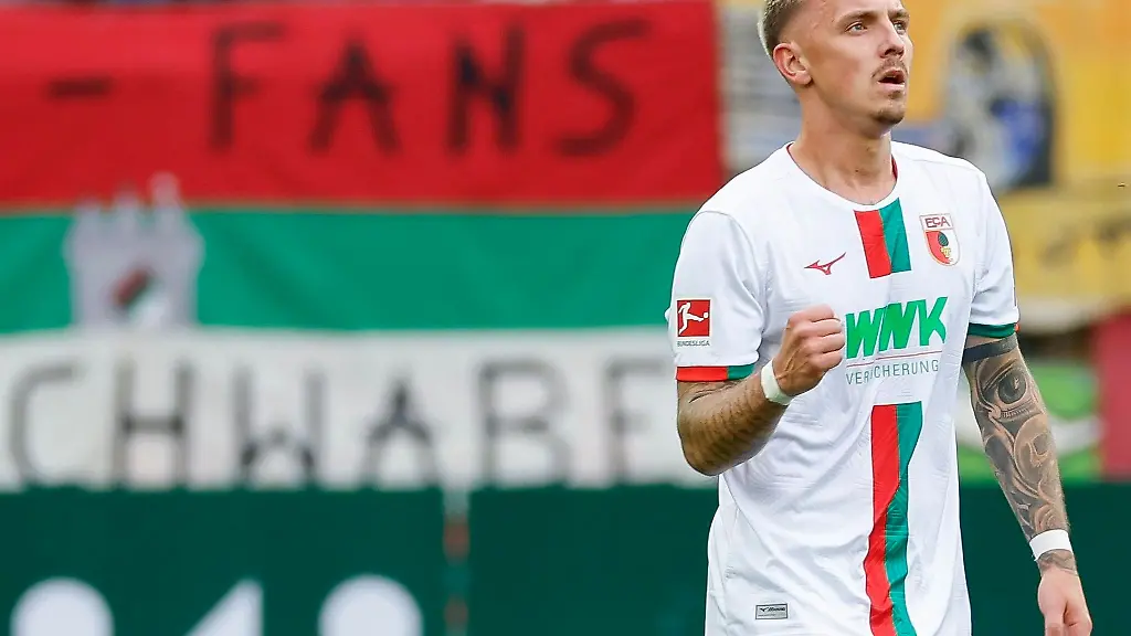 Phillip-Tietz-vom-FC-Augsburg-jubelt-nach-seinem-Tor