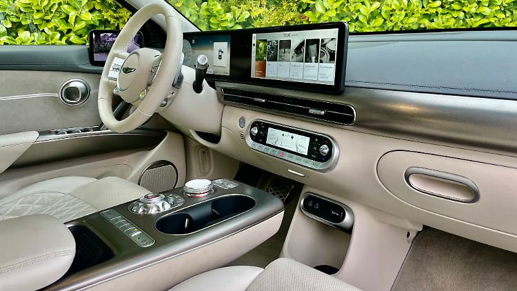 Der große Screen passt sich architektonisch säuberlich in das Interieur ein. Praktisch: Das separate Bedienteil samt Display für die Klimaautomatik.