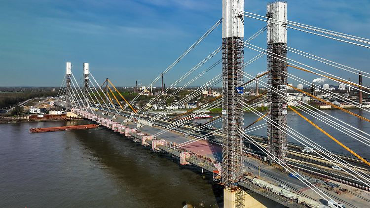 Parallel zur Rheinbrücke Neuenkamp in Duisburg entsteht derzeit ein Neubau. 