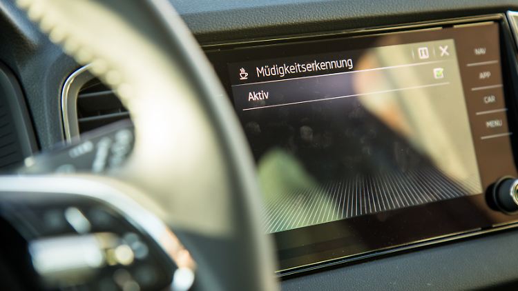 Moderne Autos haben ein Auge auf die Fahrer und Fahrerinnen.