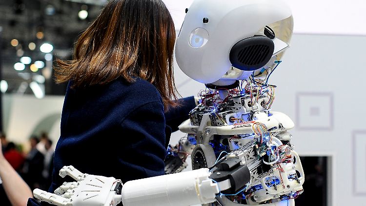Auch Berührungen durch Roboter haben positive Effekte - sie führen zu einem ähnlichen körperlichen Nutzen wie die Berührung durch Menschen, aber zu kleineren Vorteilen für die psychische Gesundheit.