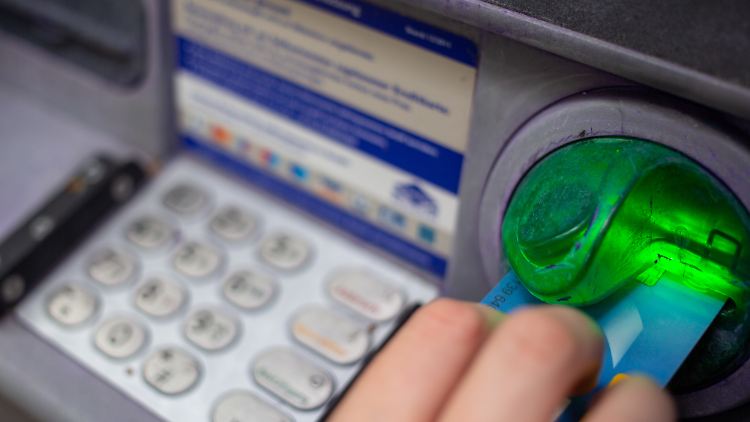 Bankgeschäfte sollen in der heutigen Zeit immer bequemer werden. Die Zahl der Beschwerden über Banken stiegen 2023 aber um 87 Prozent. 