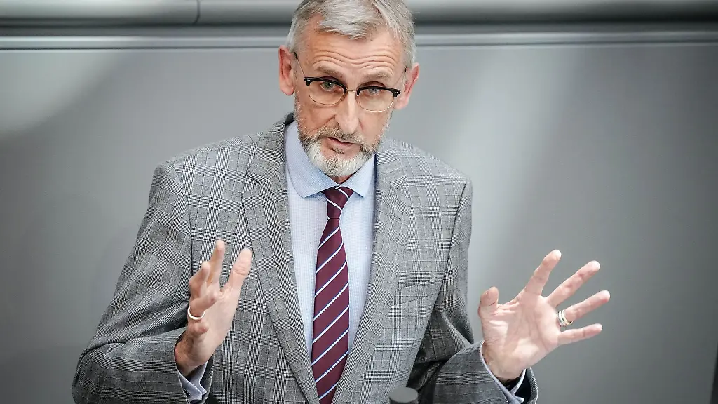 Armin-Schuster-CDU-Saechsischer-Staatsminister-des-Innern-spricht-im-Plenum-des-Bundestags-zu-den-Abgeordneten