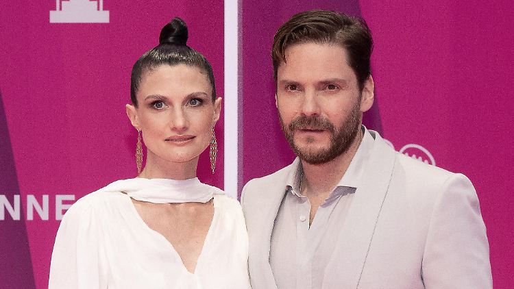 Daniel Brühls Frau posiert mit Babybauch in Cannes.