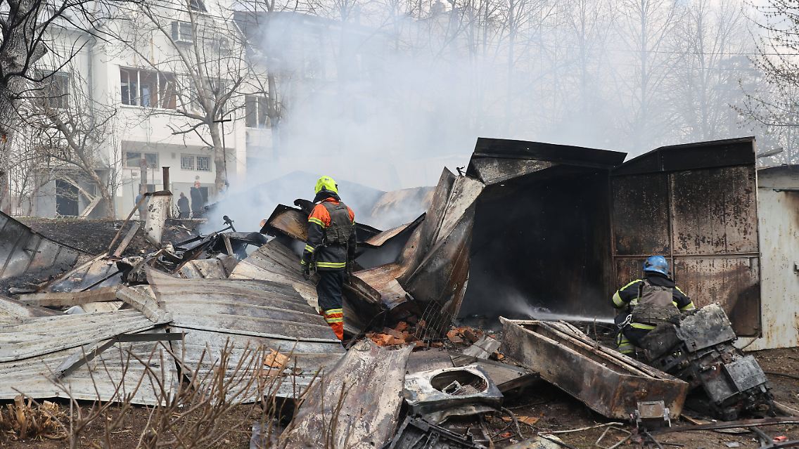 Ukrainische Feuerwehrleute löschen einen Brand nach einem russischen Angriff in Charkiw.