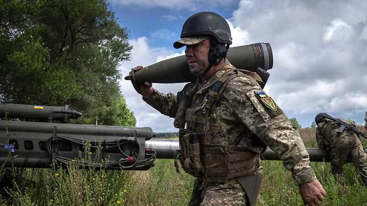 Der Mangel an Artillerie-Granaten ist eines der großen Probleme des ukrainischen Militärs aktuell. 