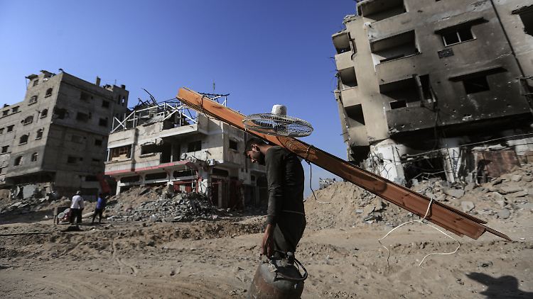 Der Rückzug der israelischen Truppen ermöglichte es Palästinensern, Habseligkeiten aus ihren meist zerstörten Häusern zu retten. 