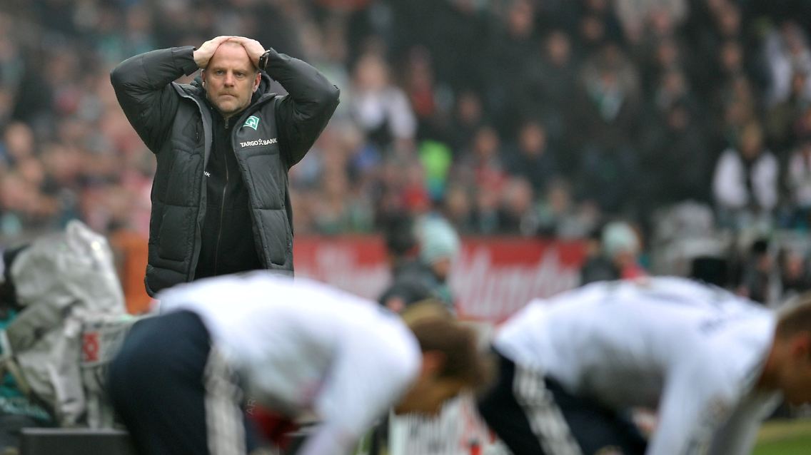 Bremens Thomas Schaaf kommentiert nonverbal eine Schiedsrichterentscheidung.