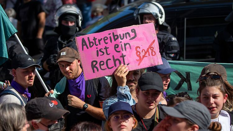 Auf Demonstrationen feministischer Gruppen wird regelmäßig die Abschaffung des Paragrafen 218 im Strafgesetzbuch gefordert, der die Strafbarkeit von Schwangerschaftsabbrüchen regelt.