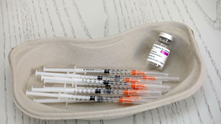 Astrazeneca muss umfassend Auskunft über Nebenwirkungen seines Corona-Impfstoffs Vaxzevria geben.