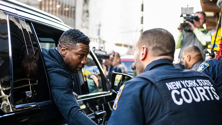 Jonathan Majors (l.) nach seiner Verurteilung vor dem Strafgericht in New York.