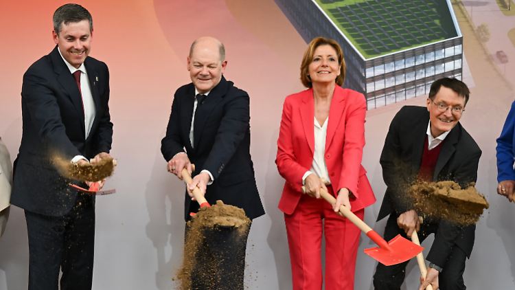 Der Akt war zunächst symbolisch - nach Angaben von Eli Lilly soll der Bau des neuen Werks im Sommer beginnen.