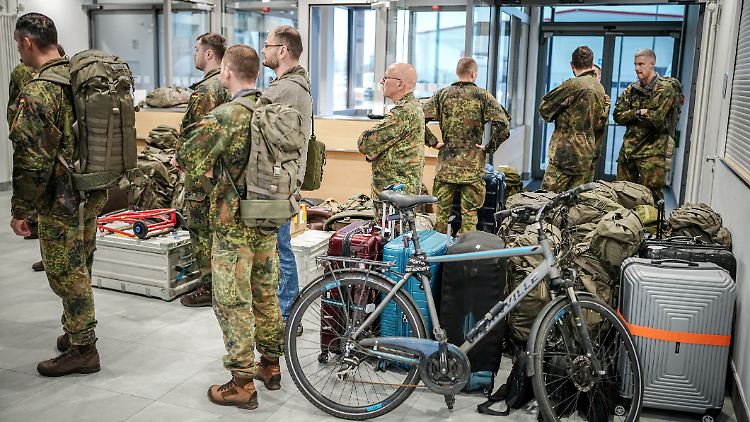 Kamen auch mit Sperrgepäck: Die 21 Soldaten des Vorkommandos brachen heute von Berlin aus nach Litauen auf.