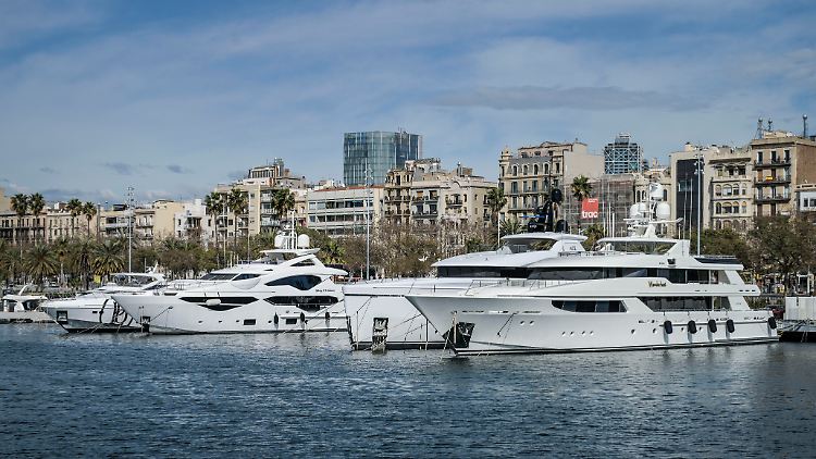 Yachten liegen vor Barcelona. Vor allem in den Großstädten Spaniens ist die Situation am Wohnungsmarkt angespannt. 
