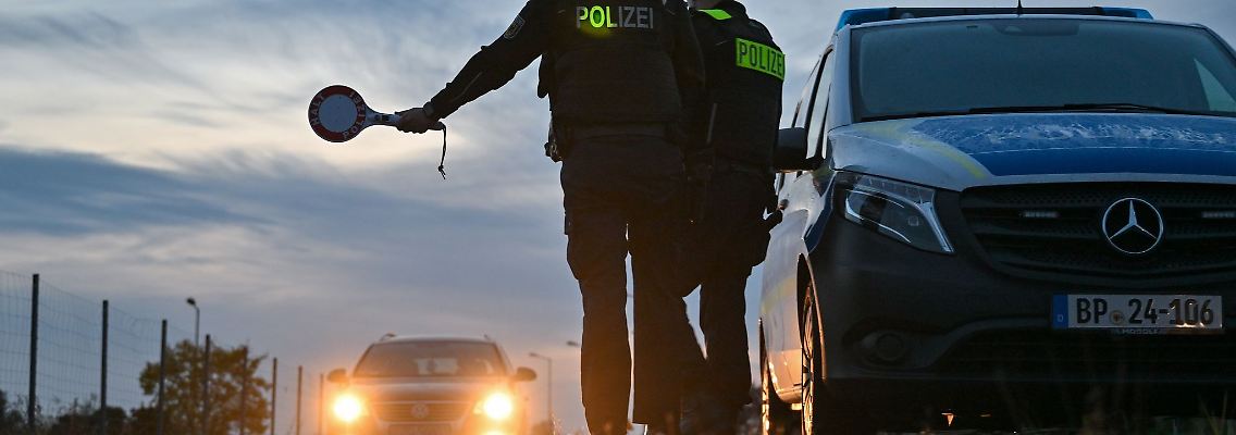 Beamte der Bundespolizei stoppen an der deutsch-polnischen Grenze ein Auto. Bundesinnenministerin Faeser zufolge sind durch vorübergehende Grenzkontrollen seit Oktober 17.600 unerlaubte Einreisen verhindert worden.