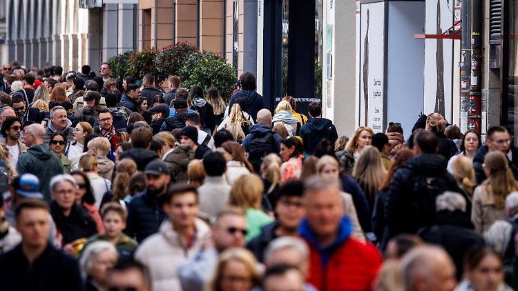 Besonders deutlich habe sich die Situation zuletzt bei den Bekleidungshändlern verbessert, hieß es vom IFO. Dort sank der Anteil der Unternehmen, die über eine geringe Nachfrage geklagt hatten, um mehr als 30 Prozent.