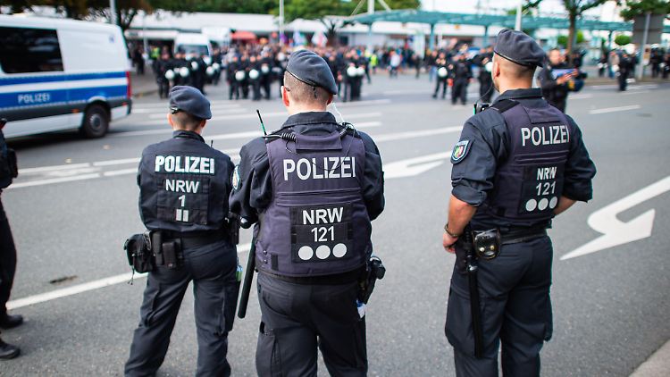 In Nordrhein-Westfalen erfuhr der Mediendienst Integration von 378 Hinweisen auf rechtsextremes Verhalten bei der Polizei. 