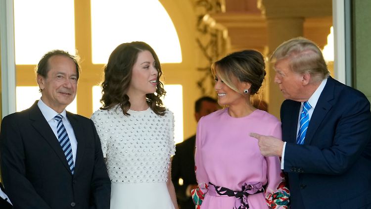 Donald Trump und seine Frau Melania Trump speisten am Samstag mit John Paulson und dessen Lebensgefährtin Alina de Almeida. Zum Nachtisch gab es 50,5 Millionen Dollar.