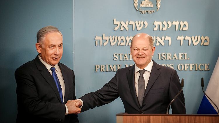 Lange hielt sich Bundeskanzler Scholz mit Kritik an Israels militärischer Intervention im Gazastreifen zurück. Inzwischen ist er gegenüber Regierungschef Netanjahu etwas deutlicher geworden.