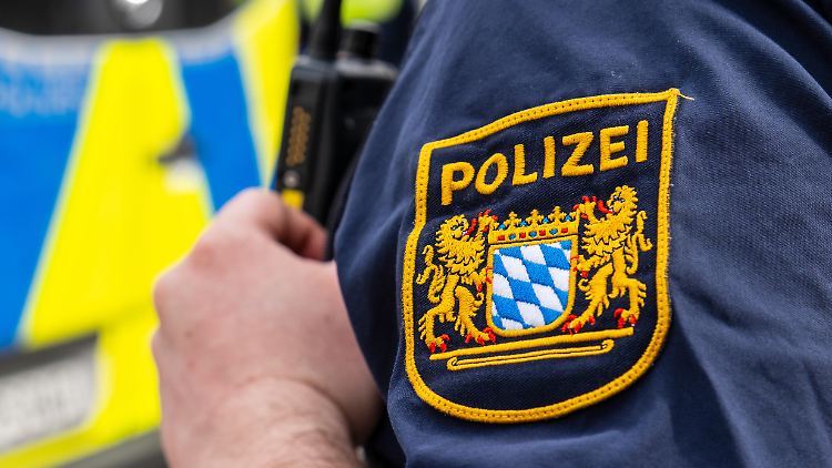 Polizisten nahmen einen Verdächtigen in der Nähe des Tatorts fest. 