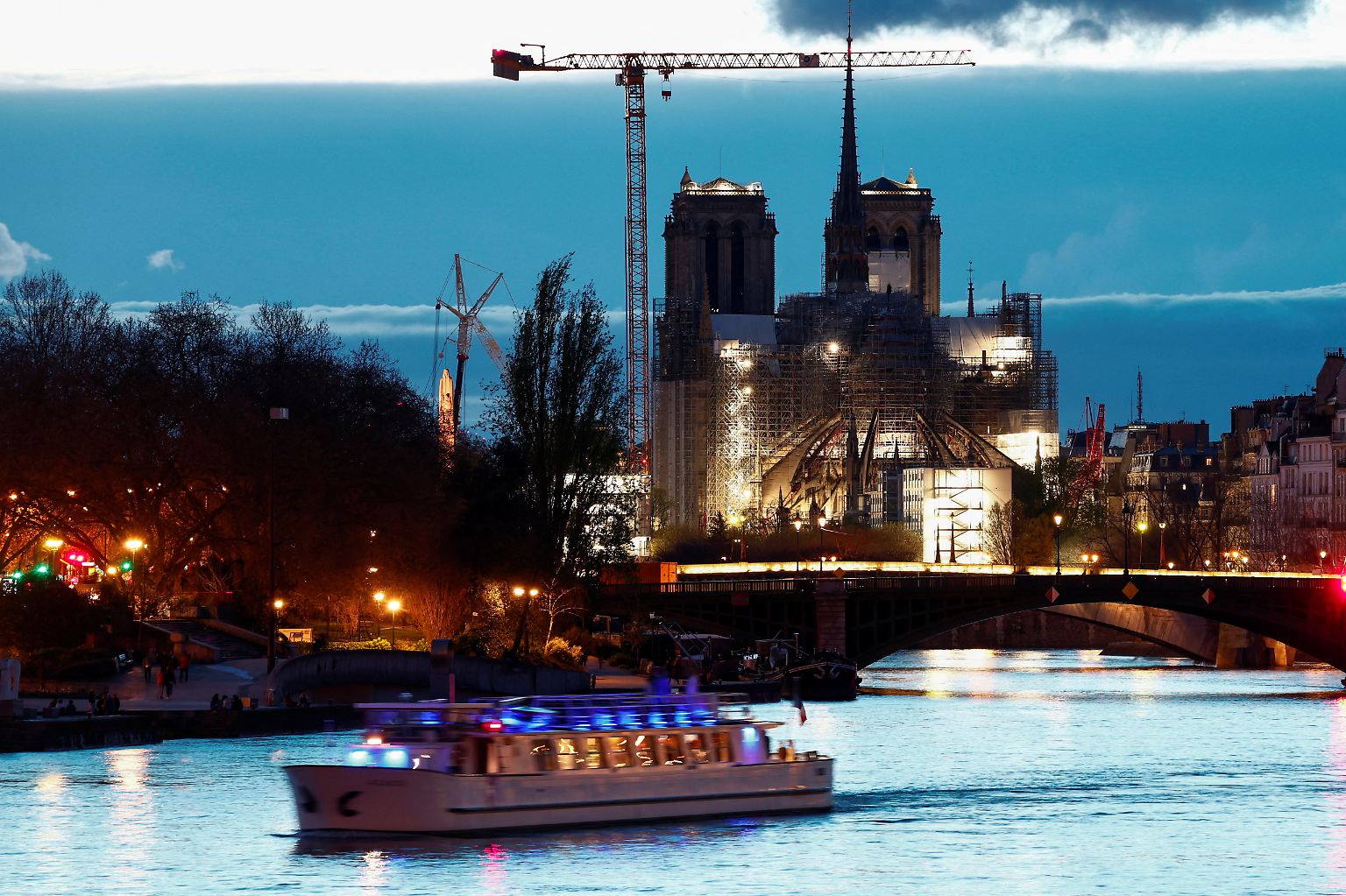 Majestätisch ragen die Türme von Notre-Dame über Paris. Nur die Kräne daneben erinnern daran, dass die französische Hauptstadt ihr jahrhundertealtes Wahrzeichen beinahe verloren hätte. 