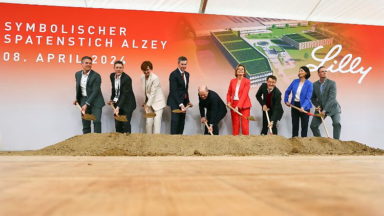 Auch der Kanzler war beim symbolischen Spatenstich dabei.