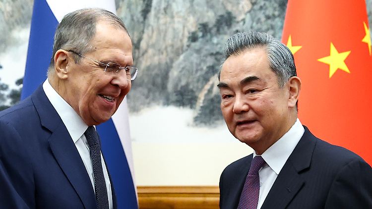 Neutraler Friedensvermittler? China will die "strategische Zusammenarbeit"mit Russland verstärken: Lawrow (l.) trifft Wang Yi (r.).