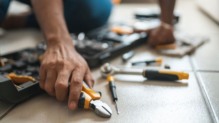 Das passende Werkzeug im Haus zu haben, erspart in vielen Fällen die Kosten für den Handwerker.