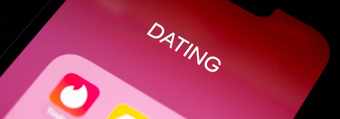 Dating Apps sind auf dem Display eines Smartphones zu sehen.