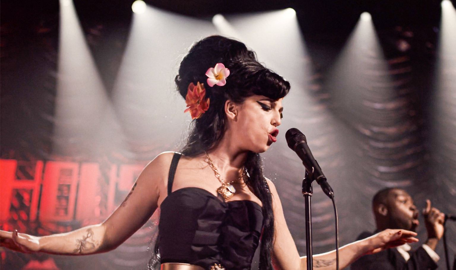 Nein, das ist nicht Amy Winehouse. Das ist Marisa Abela, die im Biopic "Back to Black" ihre Rolle spielt. Sie erweckt die Soulsängerin, ...