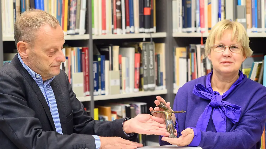 Gilbert-Lupfer-l-Vorstand-der-Stiftung-Deutsches-Zentrum-Kulturgutverluste-uebergibt-ein-Kruzifix-aus-Bronze-aus-dem-13-Jahrhundert-an-die-Rechtsanwaeltin-Imke-Gielen