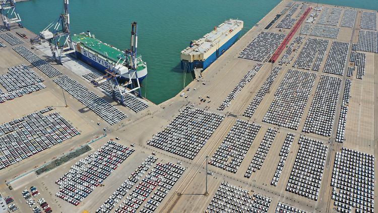 Tausende Autos warten im Hafen von Yantai auf ihren Export. Chinas Autofabriken sind nur zu rund 60 Prozent ausgelastet. 