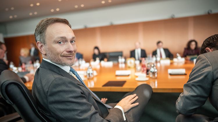 Zwar sagen 47 Prozent der Deutschen, Lindner sei seiner Aufgabe nicht gewachsen. Aber bei Scholz und Habeck sind es deutlich mehr.